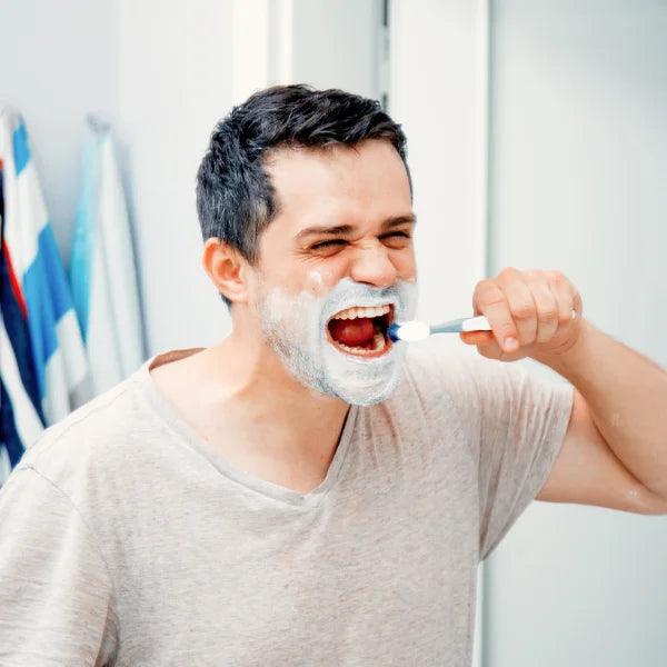 Pourquoi les dents jaunissent avec l’âge (et comment y remédier sans douleur)